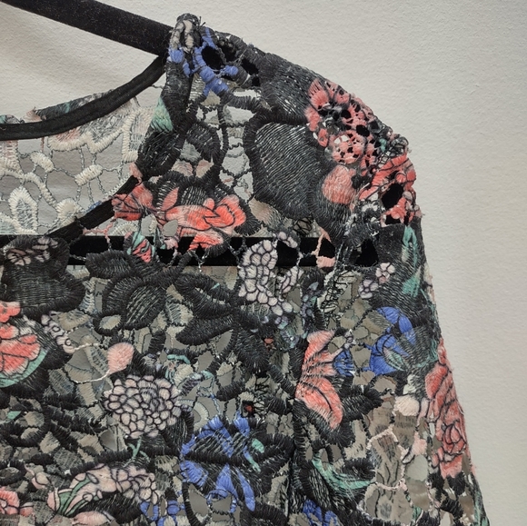 Lace Flower Top Size M/L - Picture 4 of 6